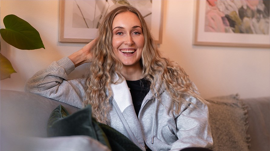 Annie vid fnstret i en harmonisk inomhusmilj